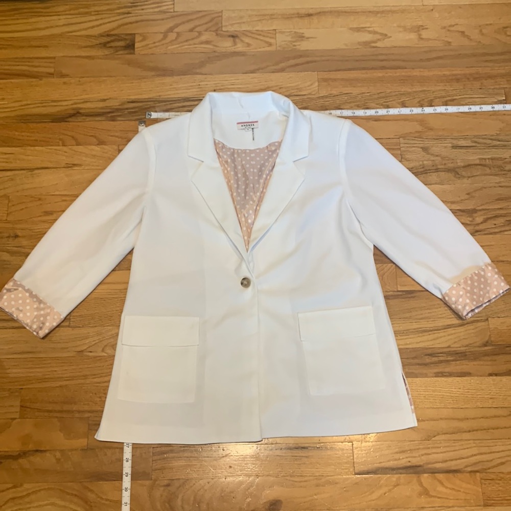 Chic, lightweight white blazer with polka dot lining details